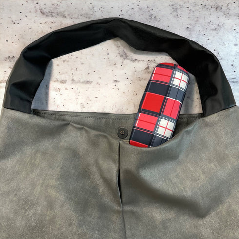 カバンの中でも目立つチェック柄のメガネケース MT565